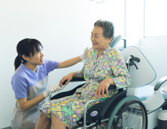 車椅子でも治療する診療台